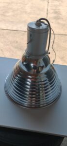 Velika lampa sa metalnim Kućištem