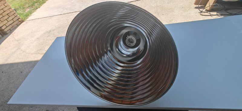 Velika lampa sa metalnim Kućištem