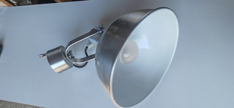 Velika zidna aluminijumska lampa.