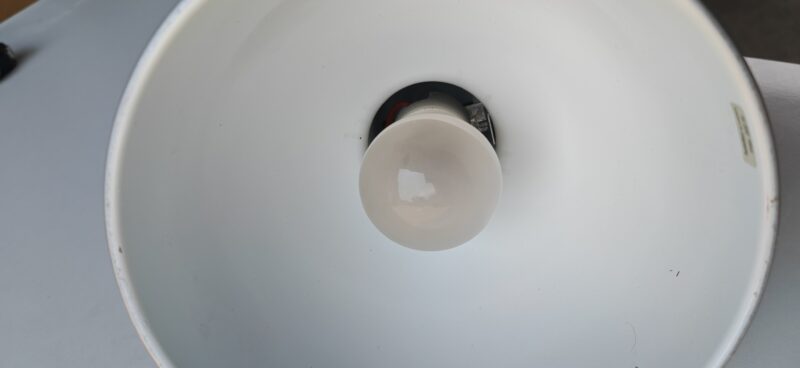 Velika zidna aluminijumska lampa.
