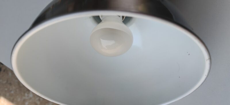 Velika zidna aluminijumska lampa.