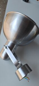 Velika zidna aluminijumska lampa.