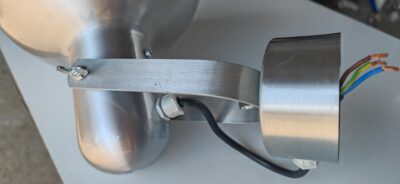 Velika zidna aluminijumska lampa.