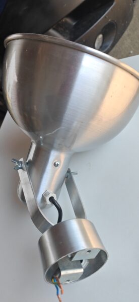 Velika zidna aluminijumska lampa.