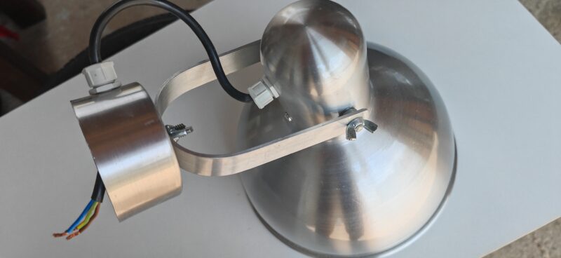 Velika zidna aluminijumska lampa.