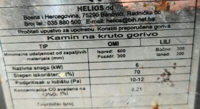 Očuvan mini kamin, sa celim šamotom