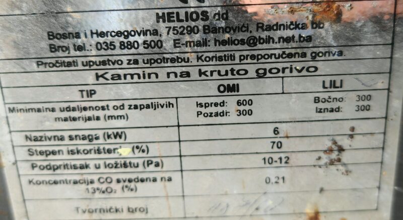 Očuvan mini kamin, sa celim šamotom