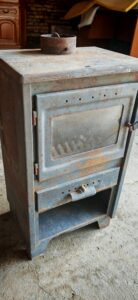 Očuvan mini kamin, sa celim šamotom