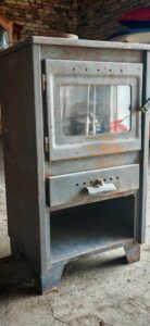 Očuvan mini kamin, sa celim šamotom